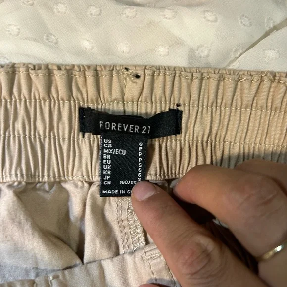 Beige cargo pants for women - Picture 3 of 3